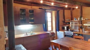 Oven, stovetop, coffee/tea maker, coffee grinder