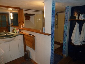 Douche, serviettes fournies, savon, shampoing