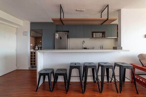 冷蔵庫、電子レンジ、オーブン、コンロ