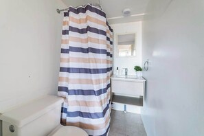 Shower, hair dryer, towels - Embark on a journey of exclusivity in our 2BR home (Las Condes)