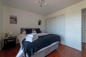 2 habitaciones, tabla de planchar con plancha, wifi y ropa de cama 