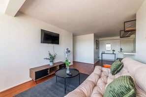 TV - Embark on a journey of exclusivity in our 2BR home (Las Condes)