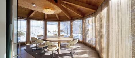Luxury-Haus, Bergblick | Essbereich im Zimmer