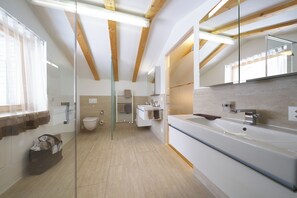 Family Room, Mountain View | Bathroom - Grischuna Mountain Lodge (Samnaun)