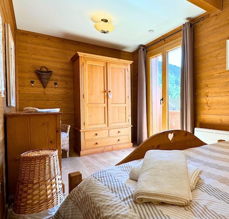 2 bedrooms. Z-Chalet Mitoyen 8B., Z-Chalet Mitoyen 8B.
