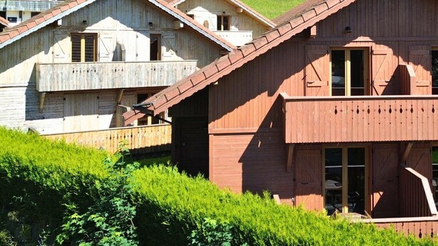 A wooden chalet with a balcony, large windows, and a sloped roof. - Z-Chalet Mitoyen 5B., Z-Chalet Mitoyen 5B. (Mont-Saxonnex)