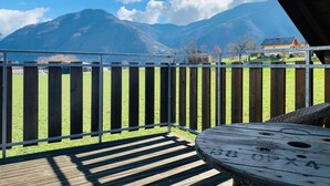 A wooden deck with a table and chairs, overlooking a mountain landscape. - Beautiful villa with mountain view, Beautiful villa with mountain view (Châteauneuf)
