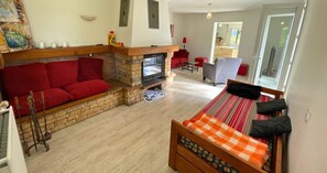 TV, fireplace