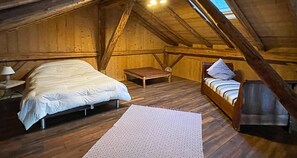 5 Schlafzimmer, Reisekinderbett