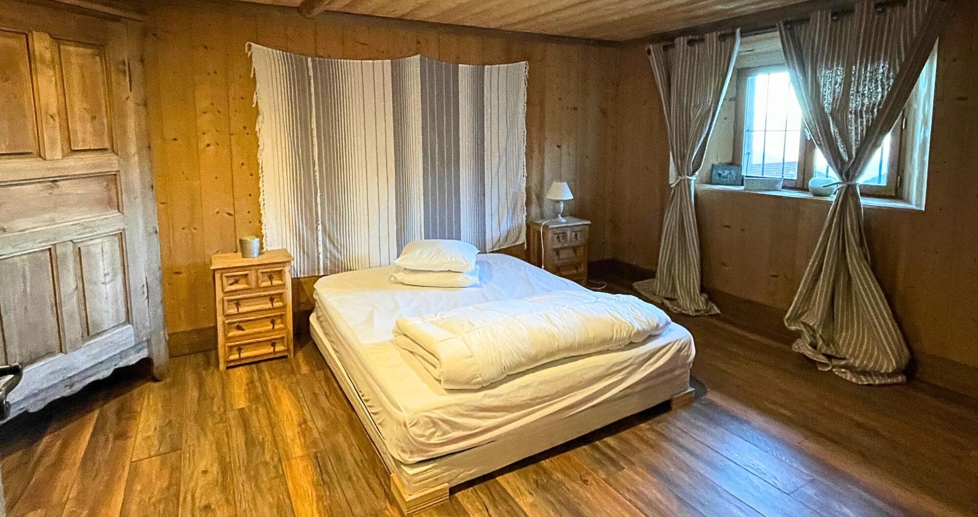 5 bedrooms, travel crib