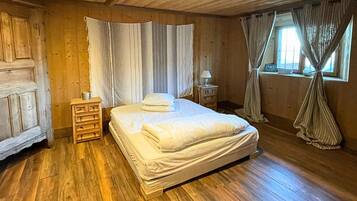 5 bedrooms, travel crib