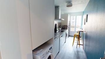 Réfrigérateur, micro-ondes, four, plaque de cuisson