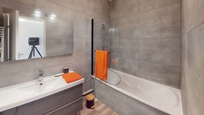 Towels, toilet paper - Appartement Cosy Centre de Ville de Fontainebleau 65m² - 2 Chambres (Fontainebleau)