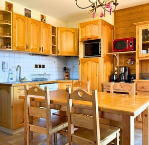 Fridge, microwave, oven, stovetop - Z-chalet Mitoyen 4b., Z-chalet Mitoyen 4B (Mont-Saxonnex)