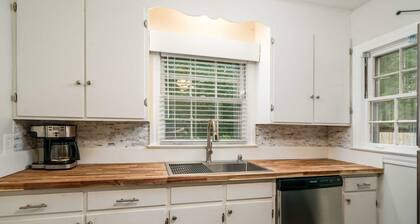 Red Brick Ranch- 2.3 miles to UA- Fenced Backyard