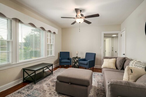 Red Brick Ranch- 2.3 miles to UA- Fenced Backyard