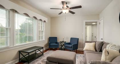 Red Brick Ranch- 2.3 miles to UA- Fenced Backyard