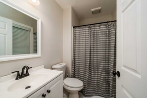 Douche, séchoir à cheveux, serviettes fournies