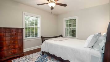 3 bedrooms, iron/ironing board, WiFi, bed sheets