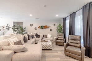 Una Smart TV, una chimenea