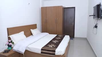 Deluxe Room, Balcony | Desk, laptop workspace, free WiFi