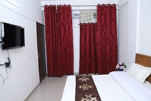 Deluxe Room, Balcony | 1 bilik tidur, meja, ruang kerja komputer riba, Wi-fi percuma 