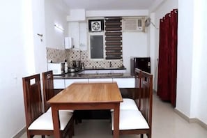Deluxe Room, Balcony | Private kitchen | Fridge, cookware/dishes/utensils