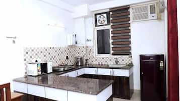 Deluxe Room, Balcony | Private kitchen | Fridge, cookware/dishes/utensils