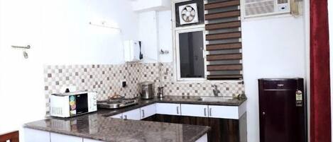 Deluxe Room, Balcony | Private kitchen | Fridge, cookware/dishes/utensils