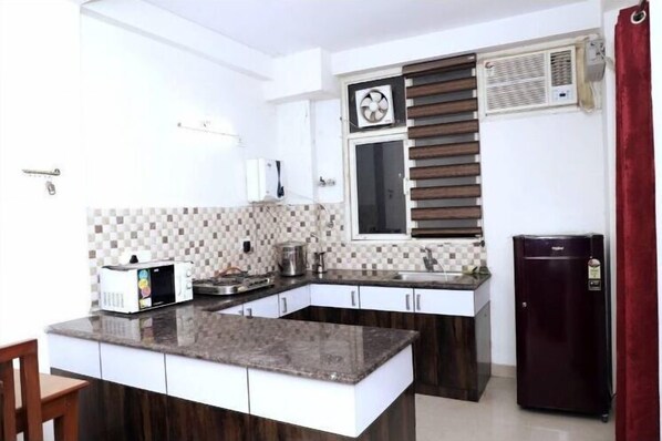 Fridge, cookware/dishes/utensils