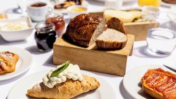 Free daily buffet breakfast
