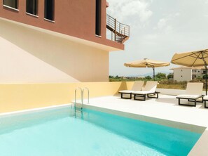 Outdoor pool - Marea Suites (Preveza)