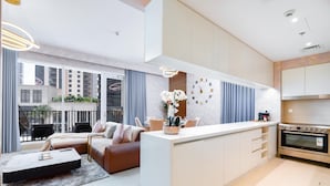 A modern apartment with a living area, kitchen, and balcony. - GLOBALSTAY. Creek Horizon Tower 2 (Dubai)