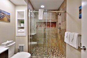 Shower, hair dryer, towels - The Sunup Suite at Killington: 2RM/2BA Condo w/ Pool. Bus Route. Discounted Ski Rentals! (Killington)