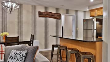 Una televisión, una chimenea, una videoteca, un reproductor estéreo