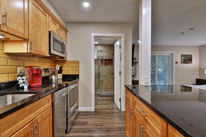 Jääkaappi, mikroaaltouuni, uuni, liesi