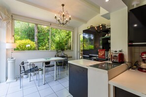 Fridge, microwave, oven, stovetop - VILLA HATELMA VI4404 By Riviera Holiday Homes (Niza)