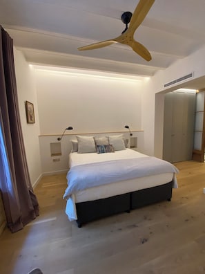 3 Schlafzimmer, Schreibtisch, Bügeleisen/Bügelbrett, WLAN