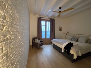 3 Schlafzimmer, Schreibtisch, Bügeleisen/Bügelbrett, WLAN