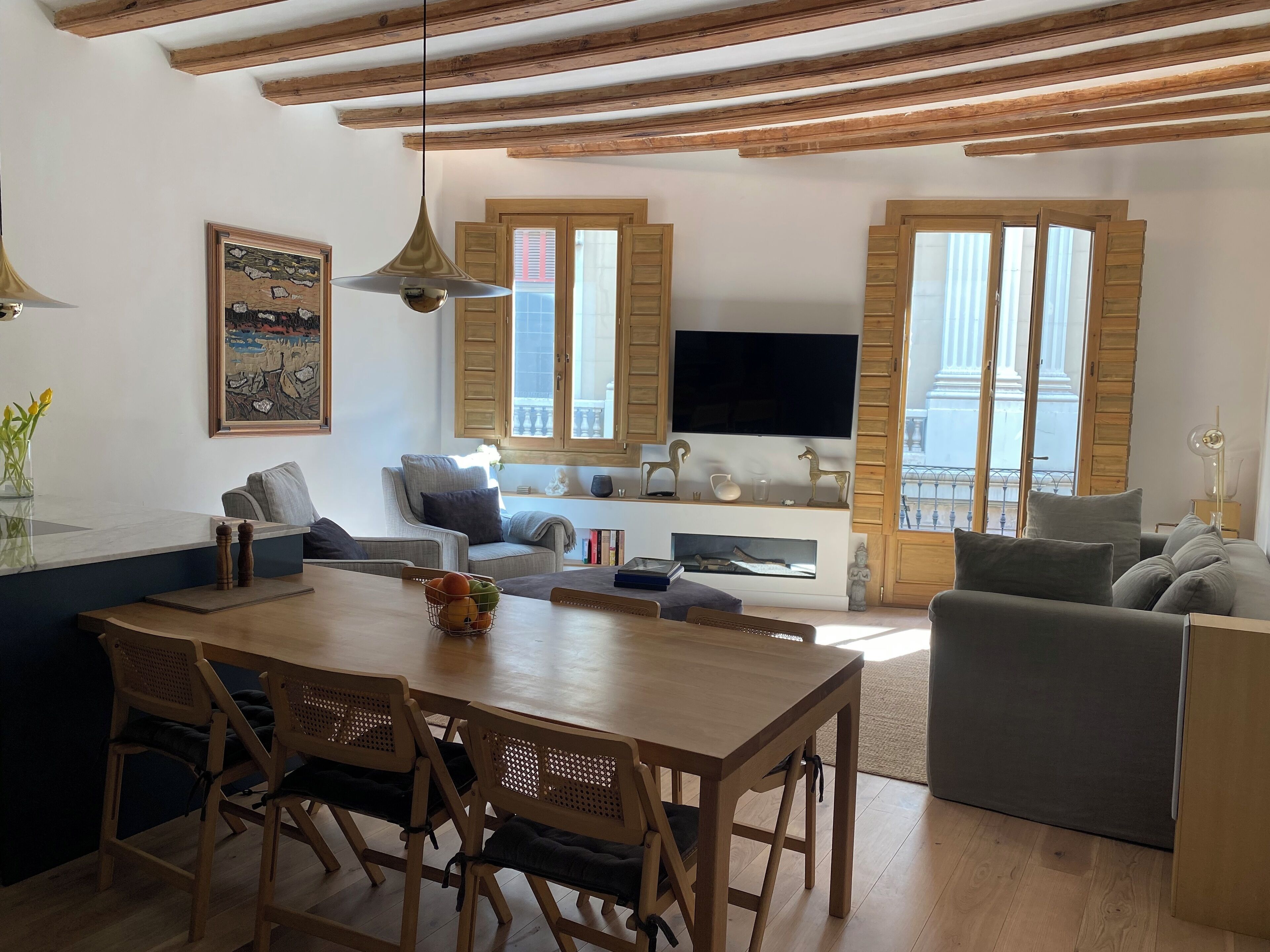 TV connectée, lecteur de DVD, livres