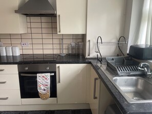 Fridge, microwave, oven, stovetop - 4BR, Spacious, One level, Accessible, home (Liverpool)