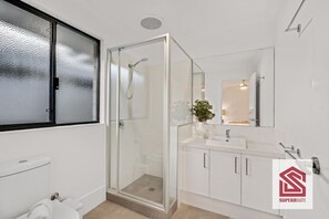 Een douche, een haardroger, handdoeken, shampoo
