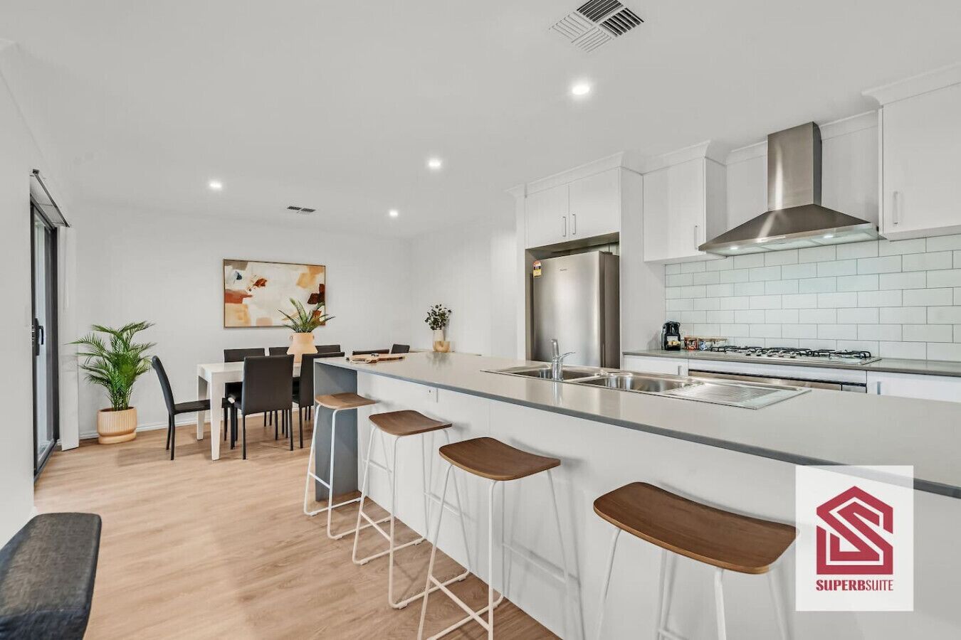 ثلاجة، ميكروويف، فرن، موقد طهي مسطح