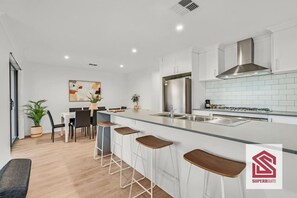 Réfrigérateur, four à micro-ondes, un four, surface de cuisson