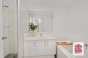 Een douche, een haardroger, handdoeken, shampoo