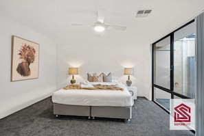 3 chambres, fer et planche à repasser, lit de bébé portatif
