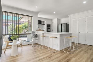 Kylskåp, mikrovågsugn, spishäll och kaffe- och tebryggare