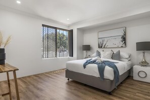 4 habitaciones, tabla de planchar con plancha, cuna de viaje y wifi