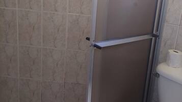 Regadera, toallas, jabón, papel de baño