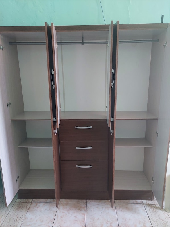 Interior - Quarto com banheiro individual (Jardim Bela Vista São José dos Campos)